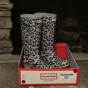 Brand new Hunter rain boots kids sz 6. Will fit women’s size 6.5.